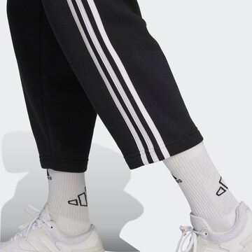 ADIDAS SPORTSWEAR Ohlapna forma Športne hlače 'Essentials 3-Stripes' | črna barva