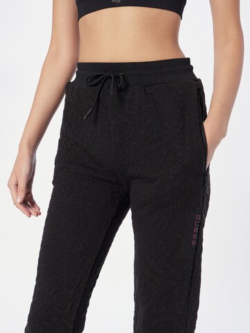 GUESS - Tapered Pantalón deportivo 'CARINE' en negro