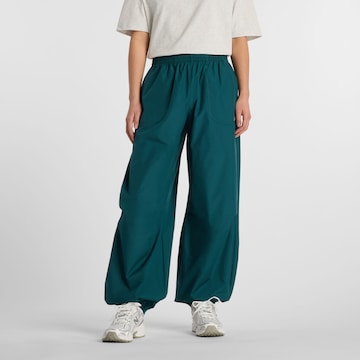 new balance Loosefit 'Trackside Woven Pant'. in Grün: Vorderseite