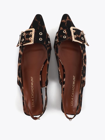 Pumps de la Lola Casademunt pe maro