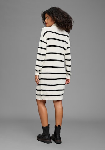 Neun Monate Kleid in Weiß