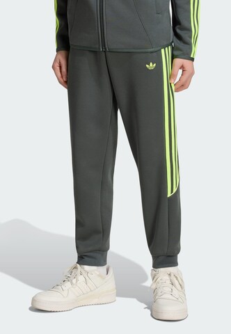 Tapered Pantaloni 'Trefoil' di ADIDAS ORIGINALS in grigio: frontale