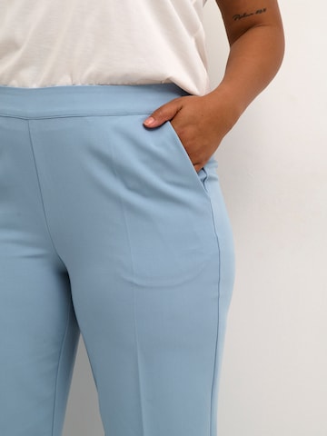 KAFFE CURVE - regular Pantalón de pinzas 'Sakira' en azul