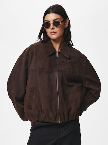 Veste mi-saison PIECES en marron : devant