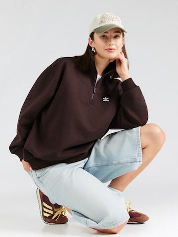 ADIDAS ORIGINALS Bluzka sportowa 'ESS' w kolorze brązowy: przód