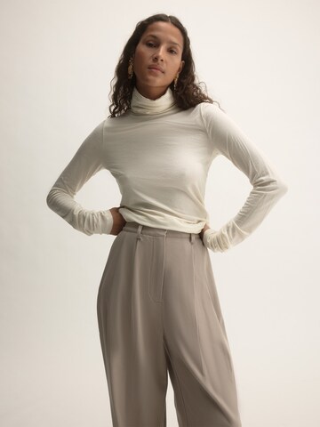 KAVAZI Shirt in White: front
