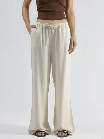 Hiccup Trousers in White: front