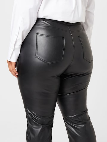 Vero Moda Curve - Slimfit Pantalón 'Brendar' en negro