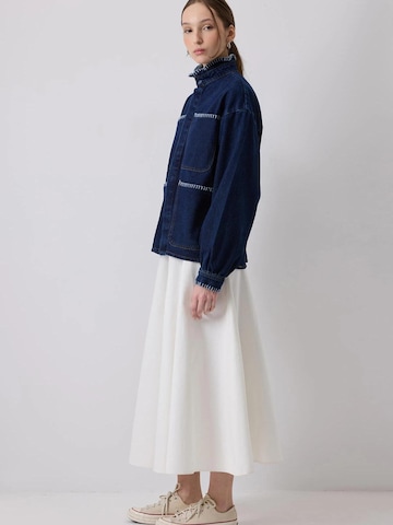 Veste mi-saison 'Embroidered Collar Denim Jacket' Touché Privé en noir