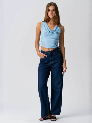 It's May Overdel ' Dahlia ' i blå