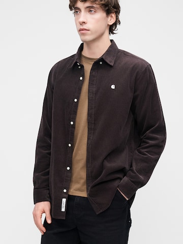 Carhartt WIP Tavaline suurus Triiksärk 'Madison', värv pruun