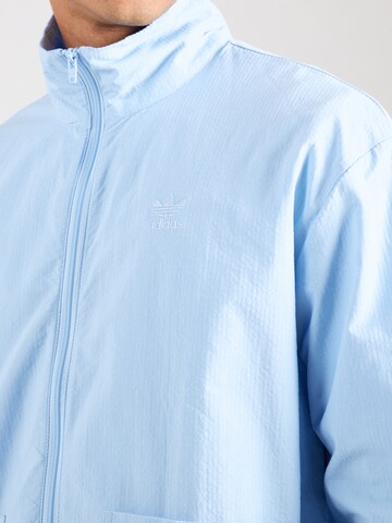 Giacca di mezza stagione 'ESS +' di ADIDAS ORIGINALS in blu