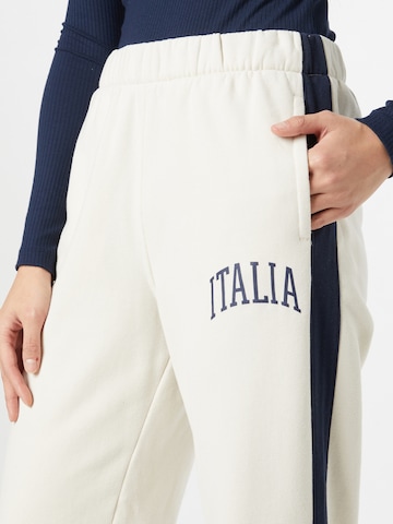 Tapered Pantaloni 'DARK ACADEMIA' di HOLLISTER in beige