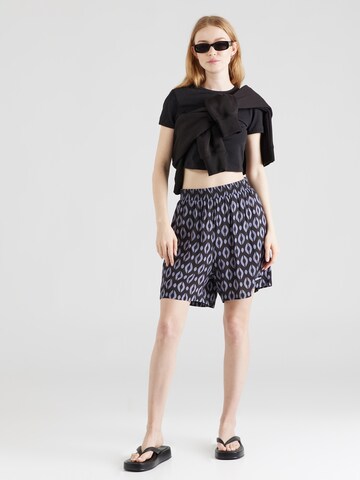 On Vacation Club Wide Leg Shorts in Schwarz