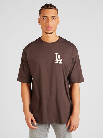 T-Shirt 'LEAGUE ESSENTIALS' NEW ERA en marron : devant