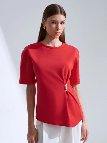 Maglietta di Dilvin in rosso: frontale