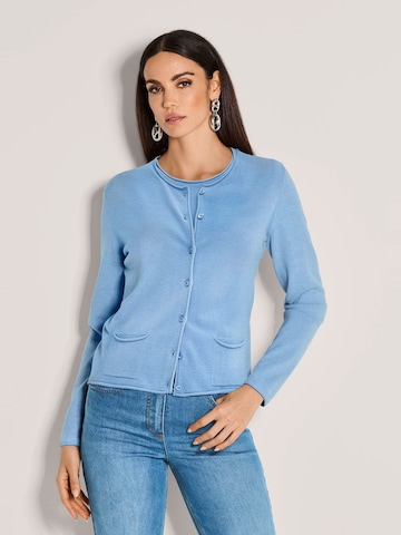 MADELEINE Strickjacke in Blau: Vorderseite