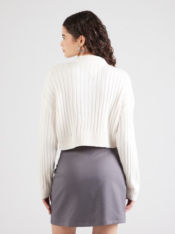 Pull-over Tommy Jeans en blanc