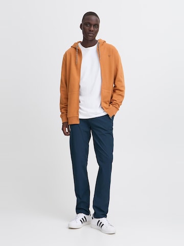 Regular Pantalon chino BLEND en bleu : devant