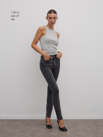 Coupe slim Jean RÆRE by Lorena Rae en gris