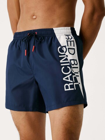 Red Bull Racing x Pepe Jeans Badeshorts in Blau: Vorderseite