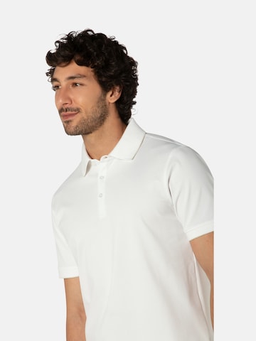 BENVENUTO Polo 'ALFREDO', Model ist 186 cm groß und trägt Größe M in Weiß