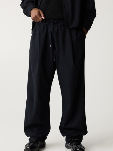 Wide leg Pantaloni con pieghe di Pull&Bear in blu: frontale
