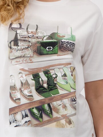 Tricou de la monari pe alb