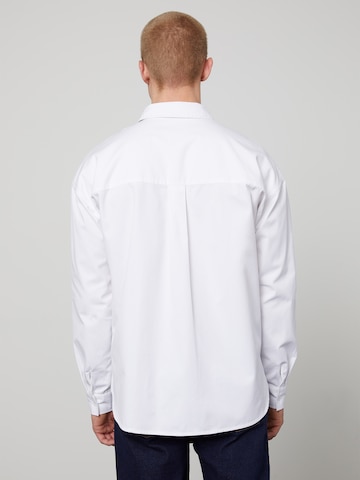 DAN FOX APPAREL جينز مريح قميص 'Niklas' بلون أبيض