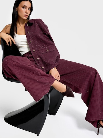 Gilet 'RHINESTONE STRAIGHT DENIM JACKET' IT'S BASIC en rouge