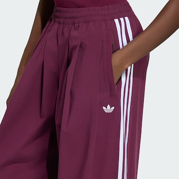 ADIDAS ORIGINALS - Pierna ancha Pantalón deportivo 'Adilenium 5.0' en rojo