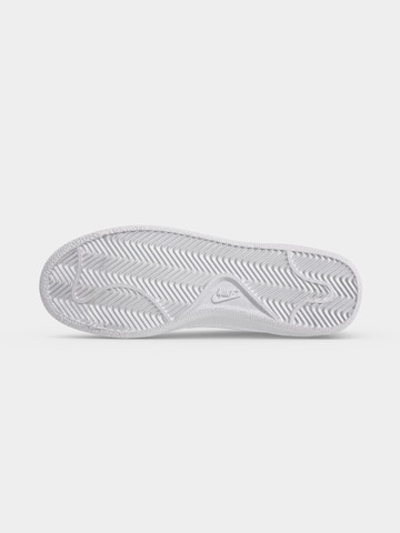 Baskets basses 'CLASSIC' Nike Sportswear en blanc