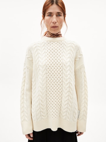 ARMEDANGELS Trui 'BERFINAA CABLE' in Beige: voorkant