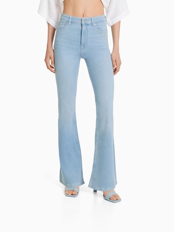 Bershka Flared Jeans in Blauw: voorkant