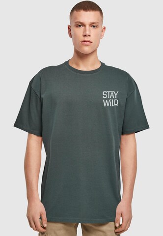 Merchcode Shirt 'Stay Wild' in Groen: voorkant