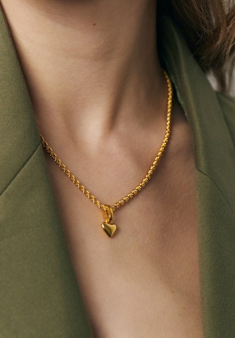Stilnest Pendant in Gold: front