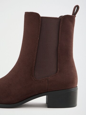 Friends Like These Chelsea boots in Bruin