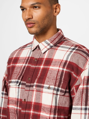 Abercrombie & Fitch - Regular Fit Camisa em vermelho