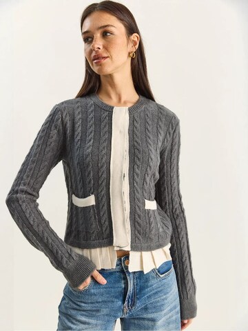 Cardigan Bianco Lucci en gris
