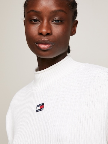 Pull-over Tommy Jeans en blanc