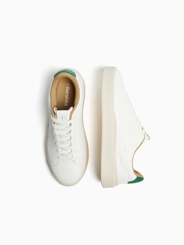 Baskets basses Bershka en blanc