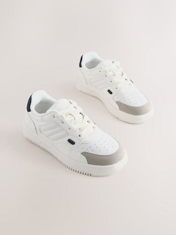 Sneaker di Next in bianco