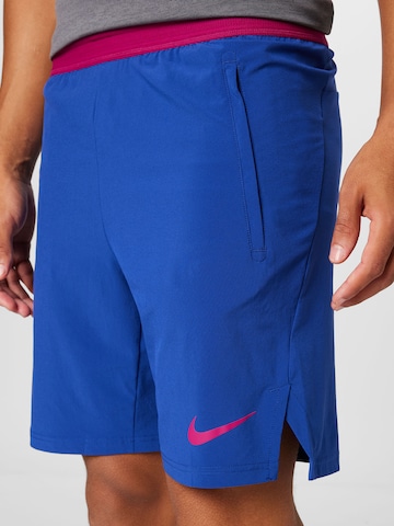 NIKE Regular Sportshorts in Blau