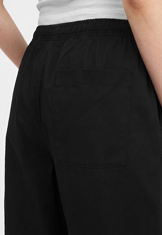 Nike Sportswear Bő szár Élére vasalt nadrágok - fekete