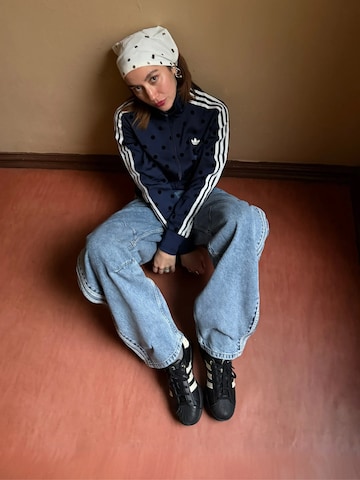ADIDAS ORIGINALS Barrel Jeans in Blau