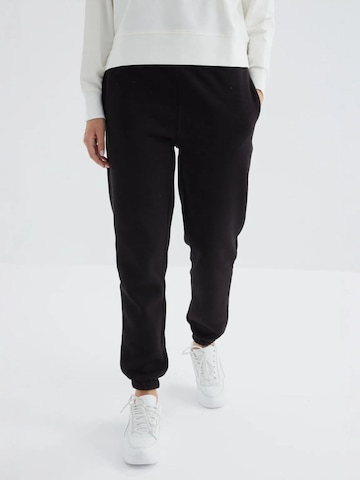 Pantaloni sportivi di Tommy Life in nero: frontale