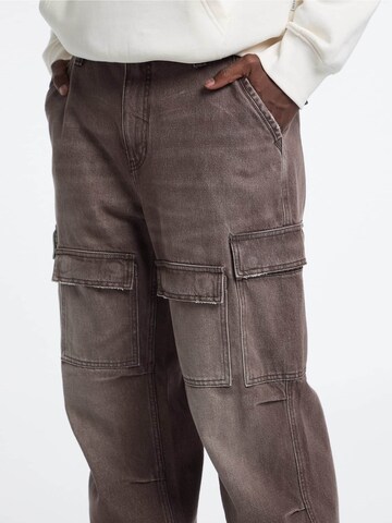 GUESS Loose fit Cargo Jeans in Brown