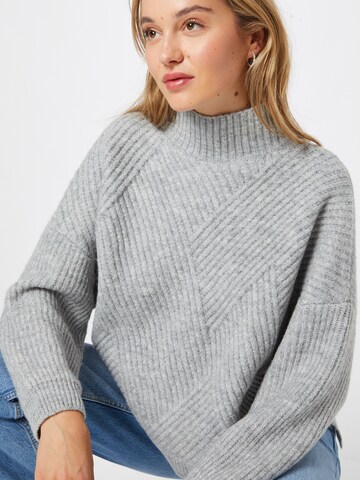 ABOUT YOU Sweater in Grey