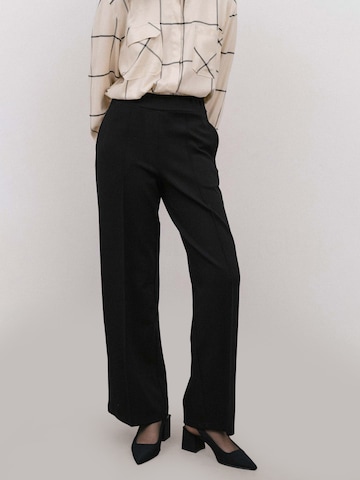 4TAILORS Regular Housut värissä musta: etupuoli