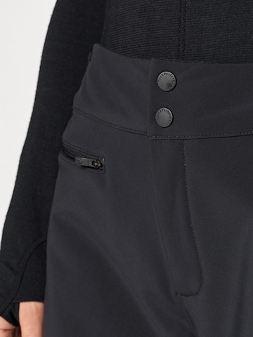 PEAK PERFORMANCE Flared Sportbyxa i svart